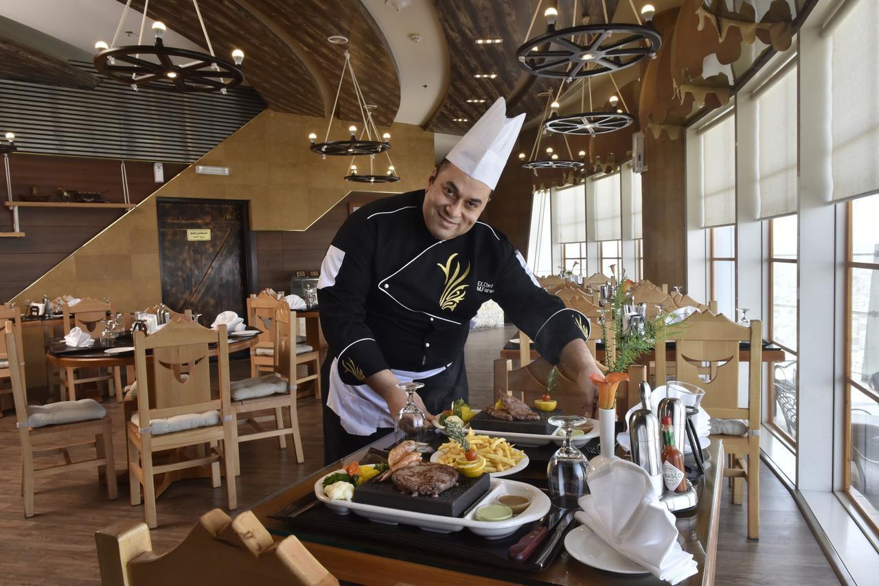 Awaliv International Hotel Ta'if Luaran gambar A chef at work