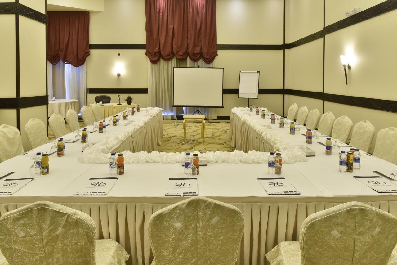 Awaliv International Hotel Ta'if Luaran gambar U-shaped table layout