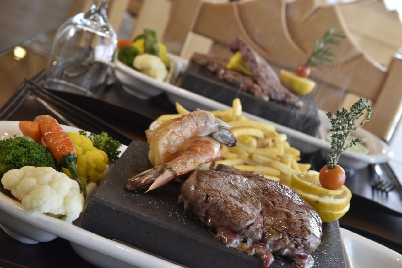 Awaliv International Hotel Ta'if Luaran gambar A steak and shrimp dinner