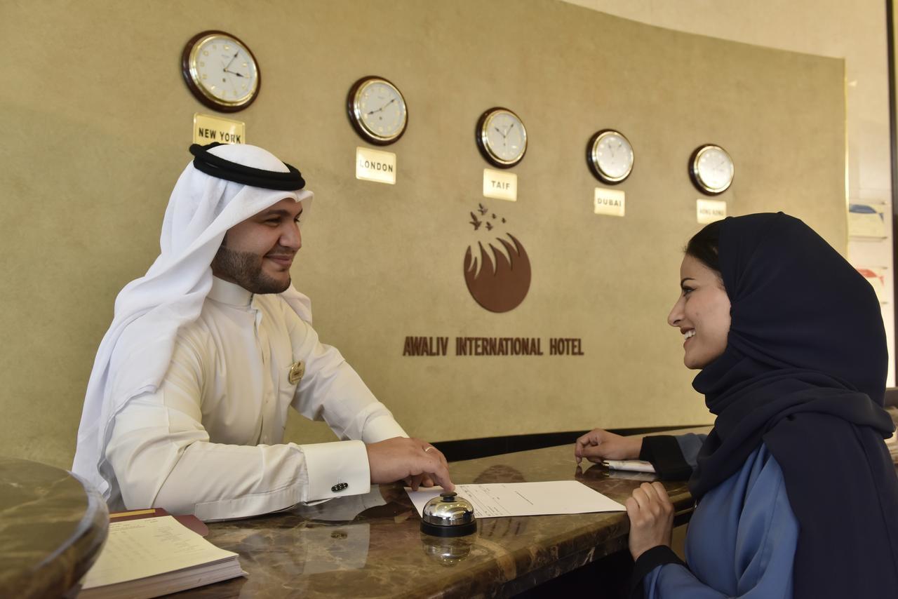 Awaliv International Hotel Ta'if Luaran gambar A guest checking in at a hotel
